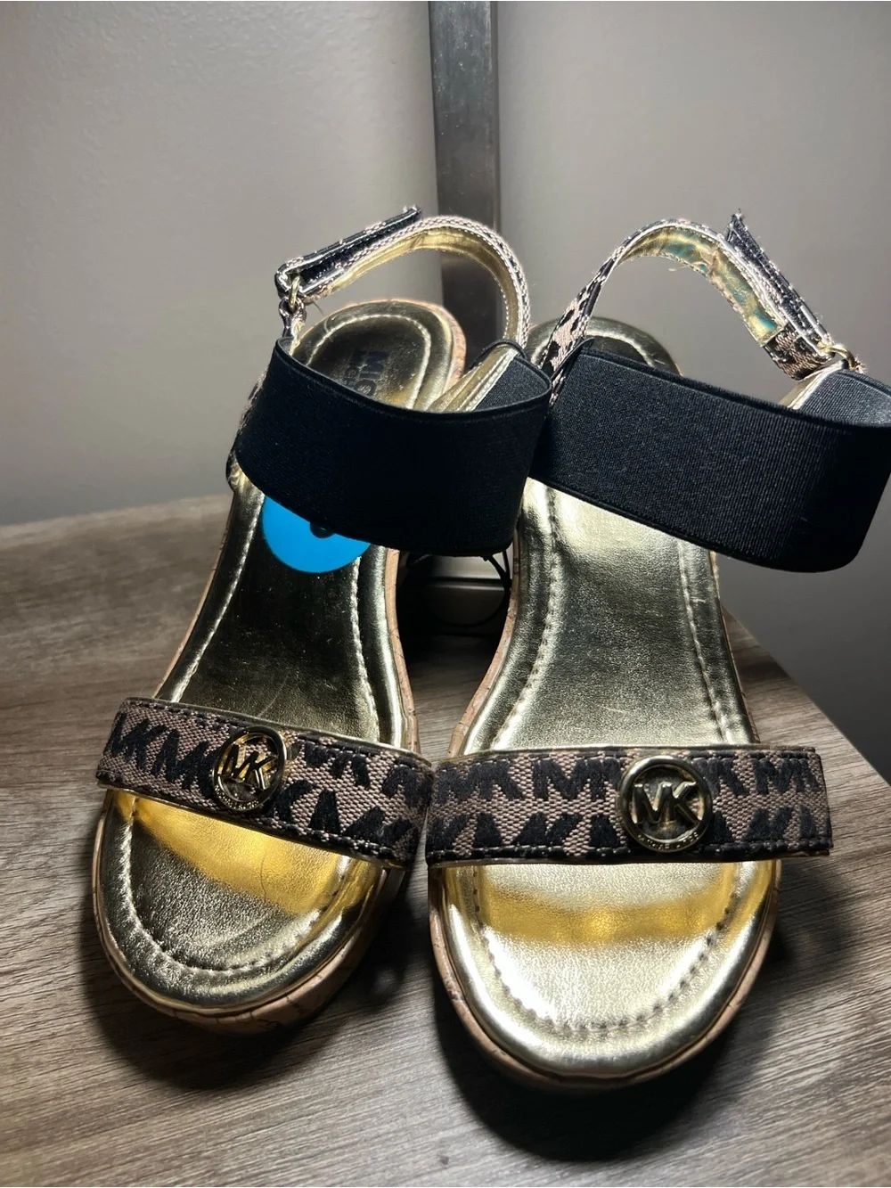 Michael Kors Girls Brown Logo Metallic Gold Sandals stock (17)